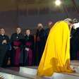 Fafá de Belém se ajoelha diante de Papa durante Festa de Acolhida