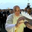 Papa abençoa imagem de São Francisco de Assis