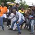 Cidade inteira dança em homenagem a Mandela