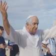 Argentino fantasiado de Papa vira atração no Rio de Janeiro