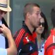 Podolski aparece em hotel do Rio com a camisa do Flamengo