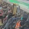 Passageiros empurram trem para salvar homem preso em vagão