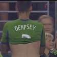 Dempsey troca camisa por pipoca e faz alegria de criança