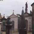 Histórias de amor atraem visitantes a cemitério português
