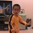 Pequeno Bruce Lee imita ídolo e detona em golpes de kung fu