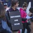 Veja como as pessoas reagem a uma placa que xinga refugiados