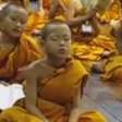 Minimonge cai no sono durante cerimônia de meditação