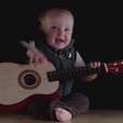 Banda de um bebê só: pai filma bebê "tocando" instrumentos