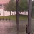 Mulher filma momento em que raio quase a atinge durante chuva