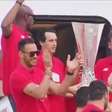 Festa do campeão! Sevilla desembarca com taça da Liga Europa