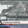Motorista distraído salta ponte levadiça com SUV