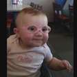 Encantou a web: de óculos, bebê vê direito pais pela 1ª vez