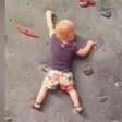 Radical! Bebê faz escalada em parede sem ajuda de cordas