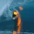 Tocha humana! Surfista pega onda com corpo em chamas