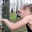 Bate forte! Garota de 8 anos impressiona com socos em árvore
