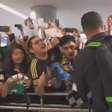 Giovani dos Santos chega ao LA Galaxy e leva fãs à aeroporto
