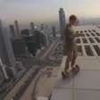 Jovem anda de hoverboard em cima de arranha-céu em Dubai
