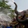 Tailandeses fazem guerra de água com elefantes para celebrar Ano Novo