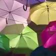 Guarda-chuvas colorem cidade portuguesa