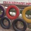 Morador monta aro olímpico de pneu no RJ para protestar