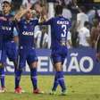 Cruzeiro vence o Santos na Vila Belmiro e chega ao topo da tabela