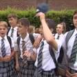 Meninos usam saias para protestar contra proibição de bermudas em escola