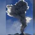 Vulcão expele cinzas 4 mil metros acima de sua cratera