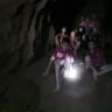 O momento em que mergulhadores encontram meninos presos em caverna na Tailândia