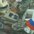 Robô humanoide segura bandeira russa em lançamento espacial