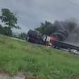Caminhões são consumidos por incêndio após acidente na BR 369 em Ubiratã
