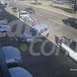Por pouco: jovem escapa de ficar prensado entre carro e picape no Centro de Cascavel