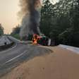 Carreta graneleira tomba e pega fogo na BR-376 em Mauá da Serra