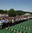 <p>Pelo menos 150 dos suspeitos b&oacute;snios participaram no massacre de Srebrenica, em 1995, em que for&ccedil;as de seguran&ccedil;a da S&eacute;rvia e da B&oacute;snia assassinaram cerca de 8 mil&nbsp;homens e crian&ccedil;as mu&ccedil;ulmanas</p>  Foto: Dado Ruvic / Reuters
