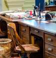 Nesse escritório, as principais peças remetem ao design antigo. Além da cadeira, há um telefone vintage na mesa  Foto: Elena Elisseeva/Shutterstock
