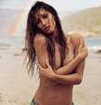 Este mês a top brasileira estampou o recheio e a capa da Vogue Paris e, coberta por areia, a modelo posou de topless, cobrindo os seios apenas com os braços  Foto: Divulgação