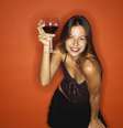 Um estudo constatou que o consumo moderado de álcool diminuiu 30% o risco de diabetes em mulheres  Foto: Getty Images 
