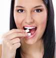 A goma de mascar mostra cada vez mais benefícios para a saúde bucal, como o auxílio na higienização dos dentes.  Foto: Shutterstock