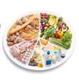 Os nutrientes contidos nos alimentos podem ajudar na prevenção da saúde oral. Ao selecionar seu cardápio, é possível optar por alimentos que fortalecem os dentes e eliminar outros que podem prejudicar o equilíbrio do organismo  Foto: Shutterstock