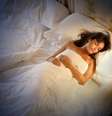 Tomar um banho quente, ler ou ouvir música podem ajudar a dormir melhor  Foto: Getty Images 