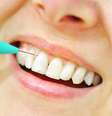 O fio dental e a escova interdental chegam a lugares que a escova não alcança e eliminam restos de alimento e bactérias que ficam entre os dentes.   Foto: Shutterstock
