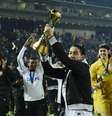 Zagueiro Chicão, do Corinthians, ergue o troféu de campeão do Mundo de 2012, após final com o Chelsea  Foto: Ricardo Matsukawa / Terra