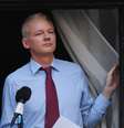 <p>Julian Assange está refugiado na embaixada do equador em Londres desde junho do ano passado</p>  Foto: AFP