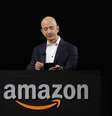 <p>O CEO da Amazon, Jeff Bezos, em demonstração do Kindle Paperwhite em setembro de 2012</p>  Foto: Gus Ruelas / Reuters