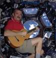 Chris Hadfield divulgou em seu Twitter imagem sua tocando violão  Foto: Twitter / Reprodução