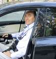 <p>Streiff dirige carro equipado com mini joystick e trabalha para facilitar o acesso de pessoas com mobilidade reduzida à carteira de motorista</p>  Foto: Arquivo pessoal/Philippe Streiff / Divulgação