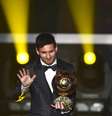 <p>Messi agradece aplausos durante a Bola de Ouro referente a 2012: prêmio do argentino nunca correu tanto perigo</p>  Foto: AFP