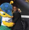 <p>Membro do Comitê Organizador Local (COL) da Copa 2014, Ronaldo interagiu com mascote Fuleco no início do ano</p>  Foto: Reuters