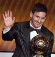 Messi recebeu sua quarta Bola de Ouro, da FIFA, vestindo um smoking de poá da Dolce & Gabbana   Foto: Getty Images 