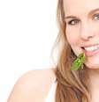 Para dar uma ajuda à escova, fio dental e limpador de língua contra a halitose, vale cuidar da alimentação. A nutricionista funcional Christiane Vitola dá as dicas  Foto: Shutterstock