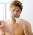 Uma boa higiene oral pode prevenir a gengivite. Mas não basta apenas escovar os dentes, as visitas ao dentista são indispensáveis  Foto: Shutterstock
